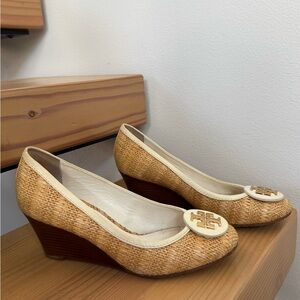 Tory Burch Raffia Wedge Pumps Cream & Tan Size 7